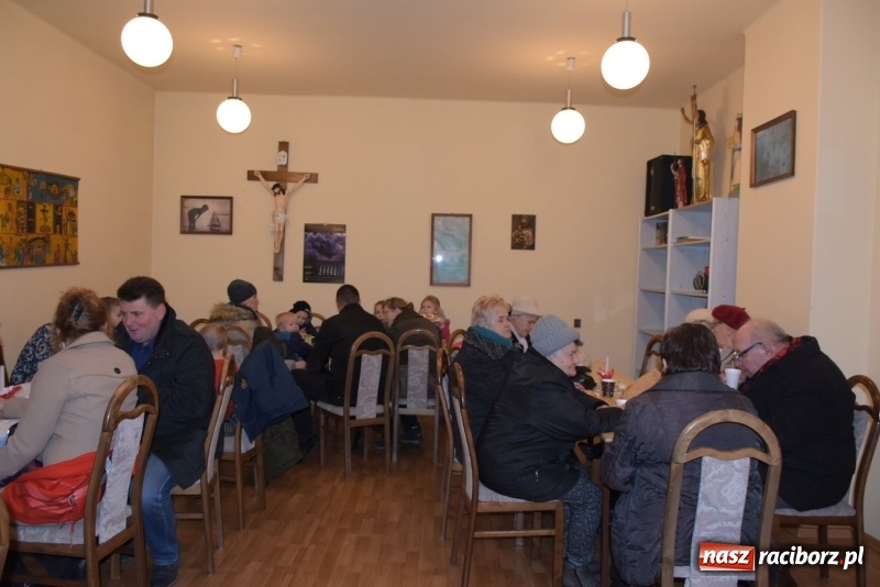 Zdjęcie w galerii na portalu naszraciborz.pl: Weihnachtsmarkt w Tworkowie na bogato. Śpiew, smakołyki i fajerwerki  wiadomości z regionu