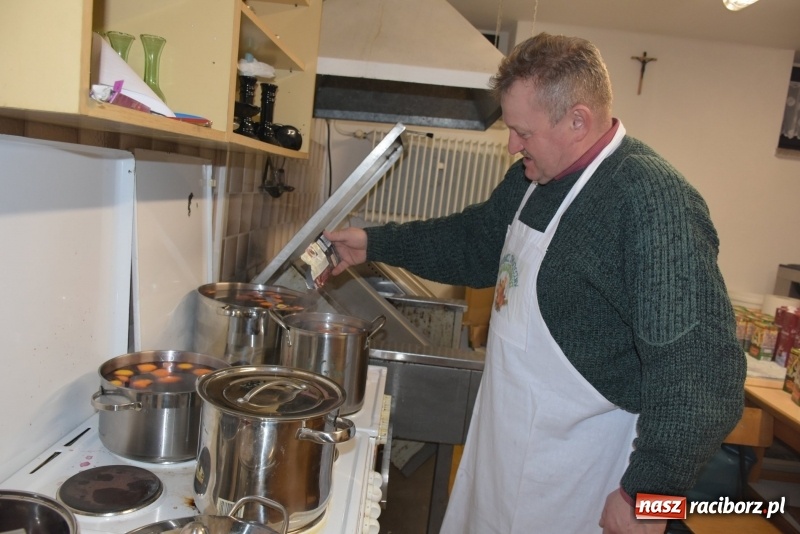 Zdjęcie w galerii na portalu naszraciborz.pl: Weihnachtsmarkt w Tworkowie na bogato. Śpiew, smakołyki i fajerwerki  wiadomości z regionu