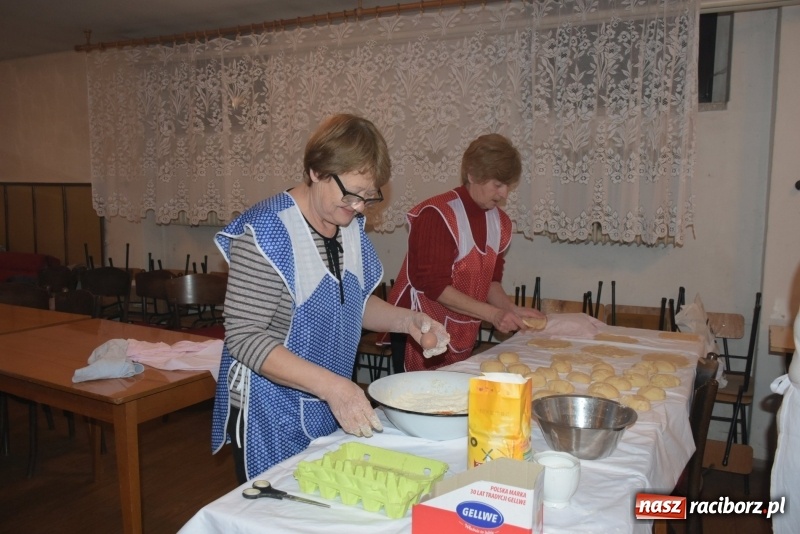 Zdjęcie w galerii na portalu naszraciborz.pl: Weihnachtsmarkt w Tworkowie na bogato. Śpiew, smakołyki i fajerwerki  wiadomości z regionu