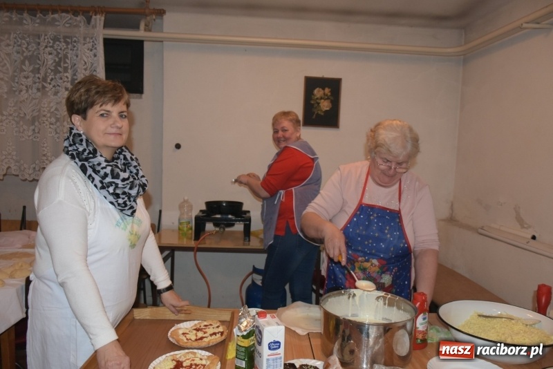 Zdjęcie w galerii na portalu naszraciborz.pl: Weihnachtsmarkt w Tworkowie na bogato. Śpiew, smakołyki i fajerwerki  wiadomości z regionu