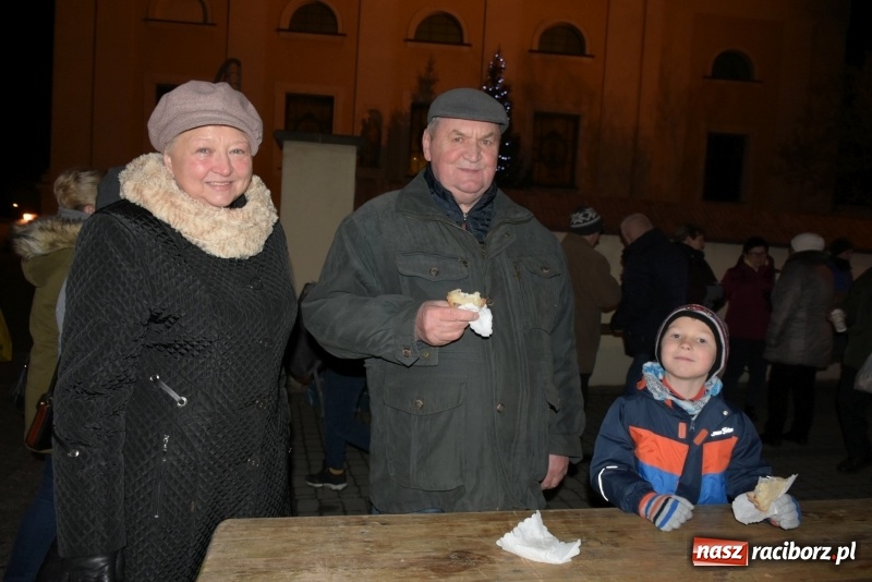 Zdjęcie w galerii na portalu naszraciborz.pl: Weihnachtsmarkt w Tworkowie na bogato. Śpiew, smakołyki i fajerwerki  wiadomości z regionu