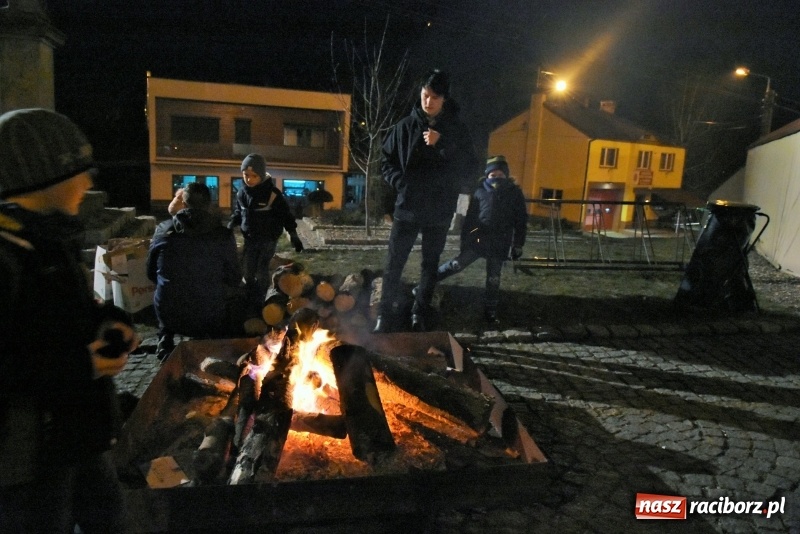 Zdjęcie w galerii na portalu naszraciborz.pl: Weihnachtsmarkt w Tworkowie na bogato. Śpiew, smakołyki i fajerwerki  wiadomości z regionu