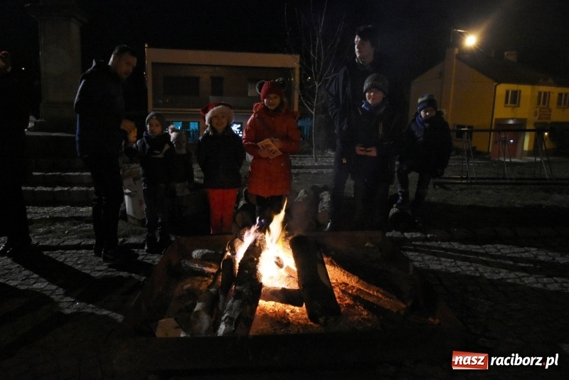 Zdjęcie w galerii na portalu naszraciborz.pl: Weihnachtsmarkt w Tworkowie na bogato. Śpiew, smakołyki i fajerwerki  wiadomości z regionu