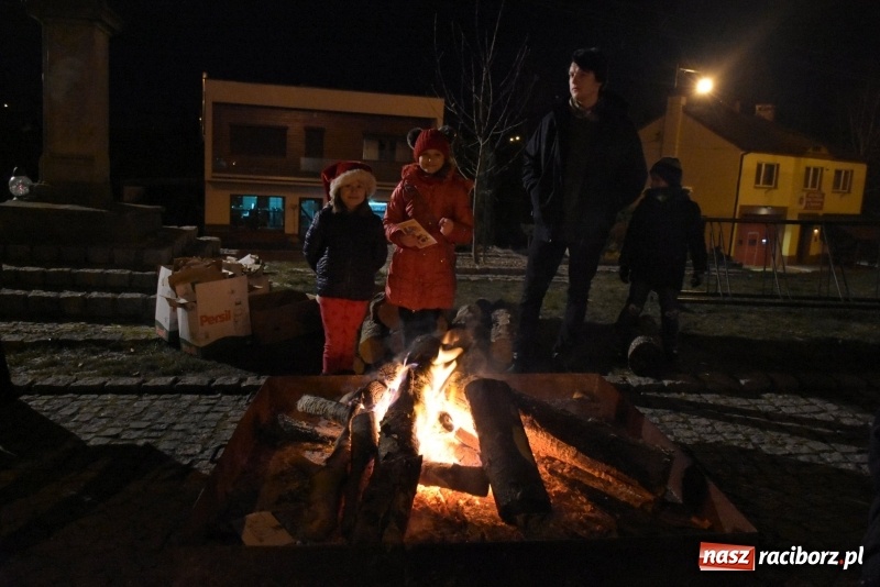Zdjęcie w galerii na portalu naszraciborz.pl: Weihnachtsmarkt w Tworkowie na bogato. Śpiew, smakołyki i fajerwerki  wiadomości z regionu