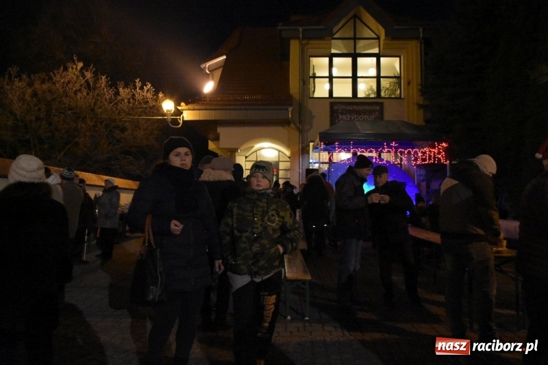 Zdjęcie w galerii na portalu naszraciborz.pl: Weihnachtsmarkt w Tworkowie na bogato. Śpiew, smakołyki i fajerwerki  wiadomości z regionu