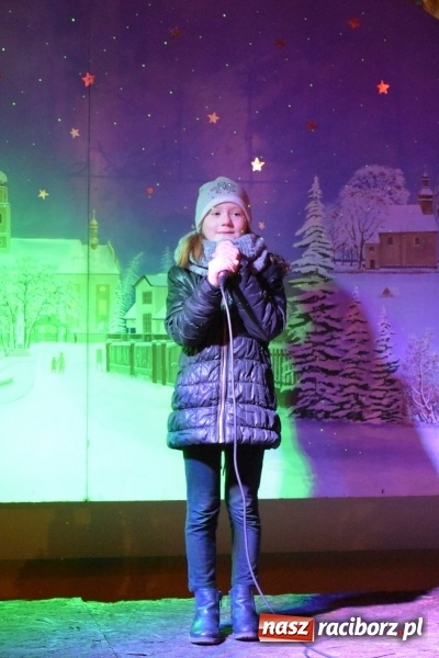 Zdjęcie w galerii na portalu naszraciborz.pl: Weihnachtsmarkt w Tworkowie na bogato. Śpiew, smakołyki i fajerwerki  wiadomości z regionu