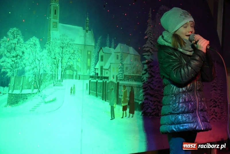 Zdjęcie w galerii na portalu naszraciborz.pl: Weihnachtsmarkt w Tworkowie na bogato. Śpiew, smakołyki i fajerwerki  wiadomości z regionu