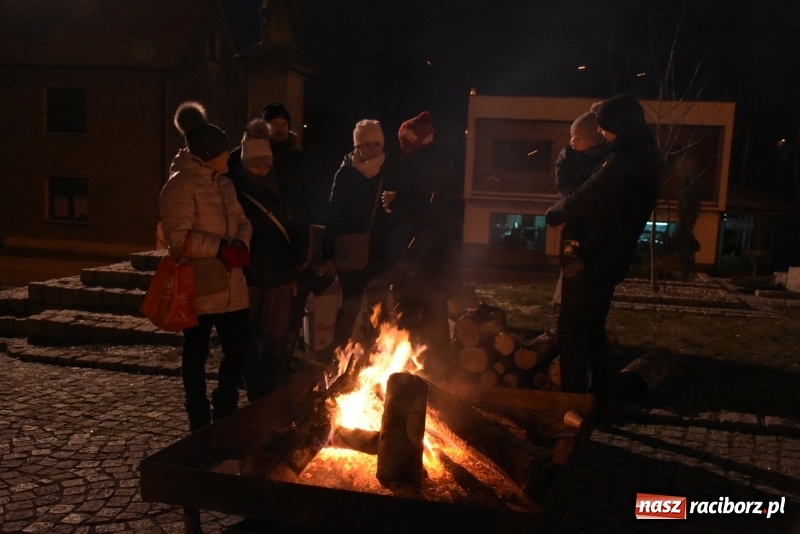 Zdjęcie w galerii na portalu naszraciborz.pl: Weihnachtsmarkt w Tworkowie na bogato. Śpiew, smakołyki i fajerwerki  wiadomości z regionu