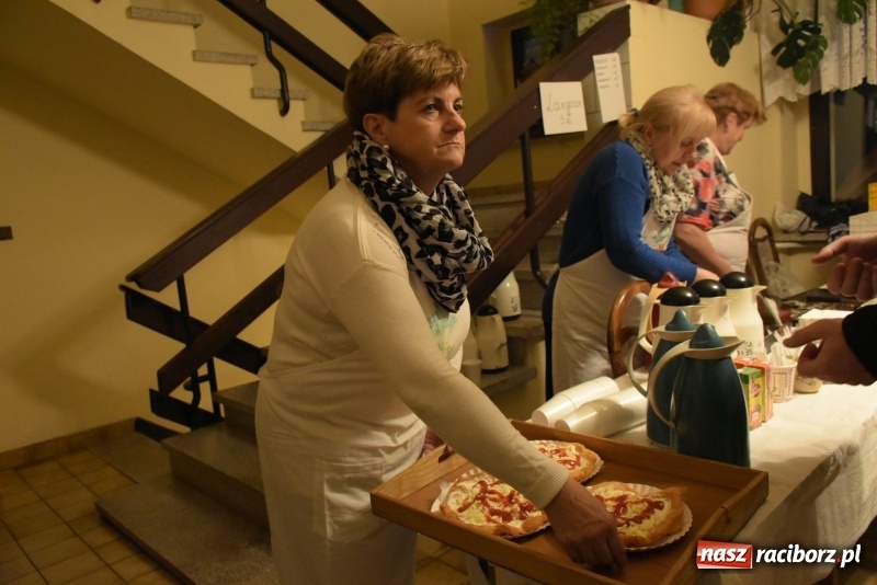 Zdjęcie w galerii na portalu naszraciborz.pl: Weihnachtsmarkt w Tworkowie na bogato. Śpiew, smakołyki i fajerwerki  wiadomości z regionu