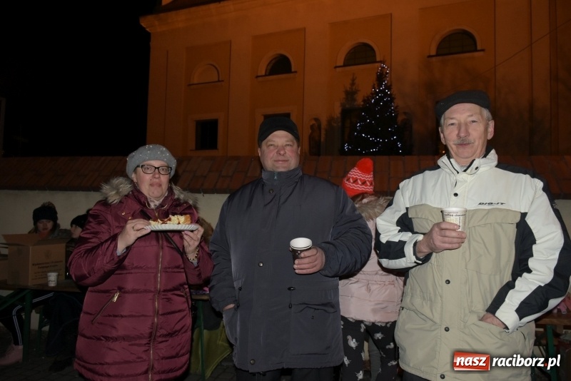 Zdjęcie w galerii na portalu naszraciborz.pl: Weihnachtsmarkt w Tworkowie na bogato. Śpiew, smakołyki i fajerwerki  wiadomości z regionu
