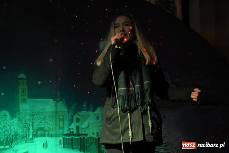 Zdjęcie w galerii na portalu naszraciborz.pl: Weihnachtsmarkt w Tworkowie na bogato. Śpiew, smakołyki i fajerwerki  wiadomości z regionu