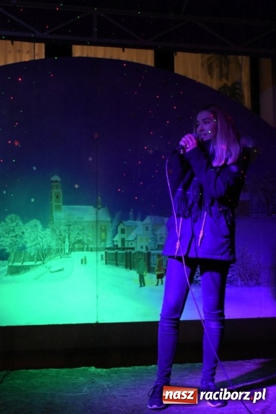 Zdjęcie w galerii na portalu naszraciborz.pl: Weihnachtsmarkt w Tworkowie na bogato. Śpiew, smakołyki i fajerwerki  wiadomości z regionu