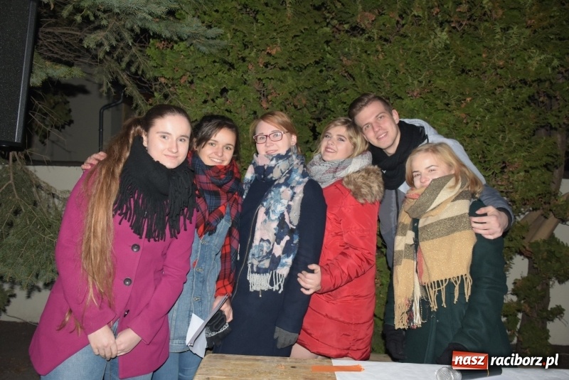 Zdjęcie w galerii na portalu naszraciborz.pl: Weihnachtsmarkt w Tworkowie na bogato. Śpiew, smakołyki i fajerwerki  wiadomości z regionu