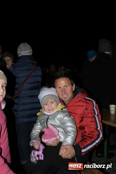 Zdjęcie w galerii na portalu naszraciborz.pl: Weihnachtsmarkt w Tworkowie na bogato. Śpiew, smakołyki i fajerwerki  wiadomości z regionu