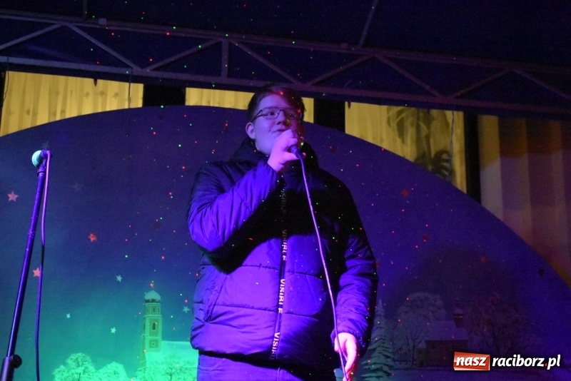 Zdjęcie w galerii na portalu naszraciborz.pl: Weihnachtsmarkt w Tworkowie na bogato. Śpiew, smakołyki i fajerwerki  wiadomości z regionu