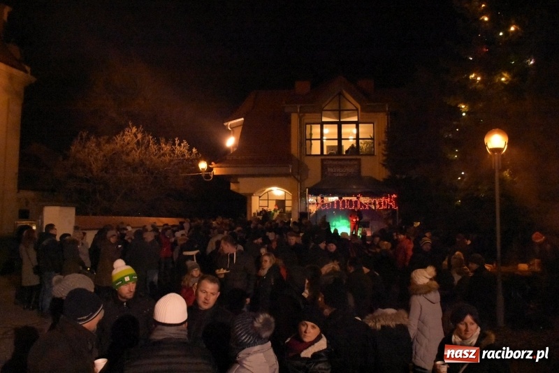 Zdjęcie w galerii na portalu naszraciborz.pl: Weihnachtsmarkt w Tworkowie na bogato. Śpiew, smakołyki i fajerwerki  wiadomości z regionu