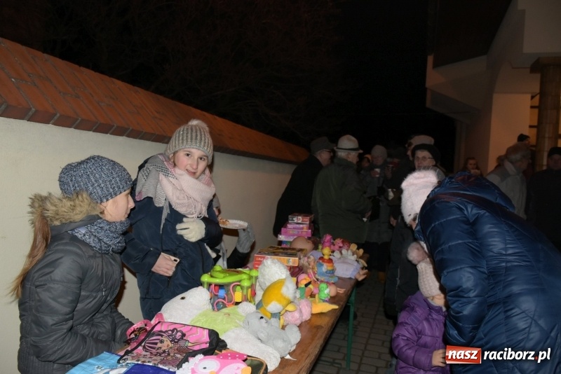 Zdjęcie w galerii na portalu naszraciborz.pl: Weihnachtsmarkt w Tworkowie na bogato. Śpiew, smakołyki i fajerwerki  wiadomości z regionu