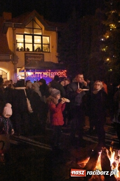 Zdjęcie w galerii na portalu naszraciborz.pl: Weihnachtsmarkt w Tworkowie na bogato. Śpiew, smakołyki i fajerwerki  wiadomości z regionu