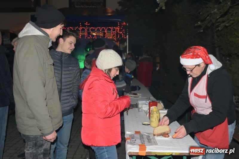 Zdjęcie w galerii na portalu naszraciborz.pl: Weihnachtsmarkt w Tworkowie na bogato. Śpiew, smakołyki i fajerwerki  wiadomości z regionu