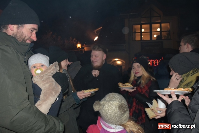 Zdjęcie w galerii na portalu naszraciborz.pl: Weihnachtsmarkt w Tworkowie na bogato. Śpiew, smakołyki i fajerwerki  wiadomości z regionu