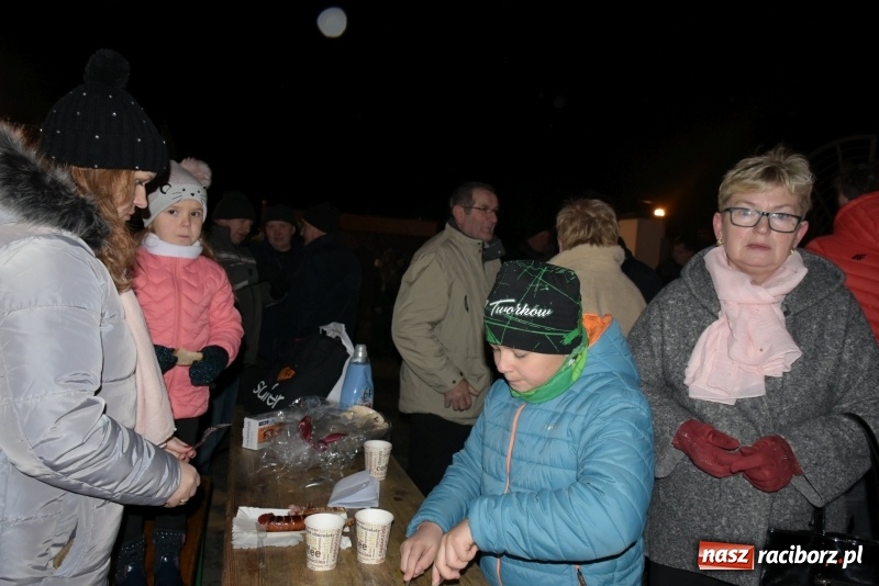 Zdjęcie w galerii na portalu naszraciborz.pl: Weihnachtsmarkt w Tworkowie na bogato. Śpiew, smakołyki i fajerwerki  wiadomości z regionu