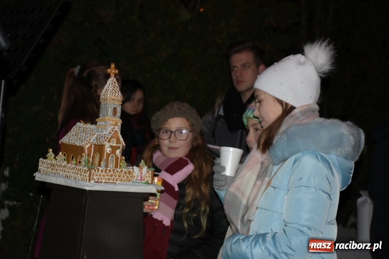 Zdjęcie w galerii na portalu naszraciborz.pl: Weihnachtsmarkt w Tworkowie na bogato. Śpiew, smakołyki i fajerwerki  wiadomości z regionu
