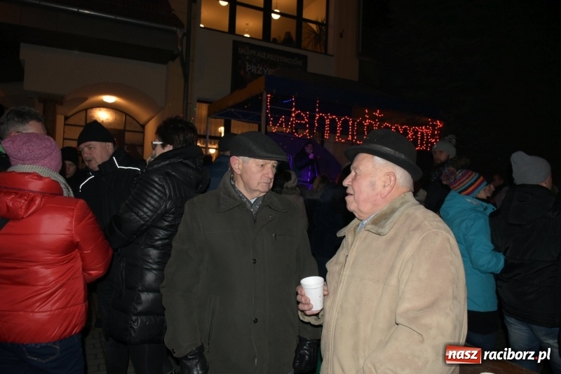 Zdjęcie w galerii na portalu naszraciborz.pl: Weihnachtsmarkt w Tworkowie na bogato. Śpiew, smakołyki i fajerwerki  wiadomości z regionu