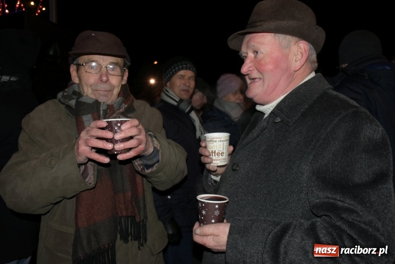Zdjęcie w galerii na portalu naszraciborz.pl: Weihnachtsmarkt w Tworkowie na bogato. Śpiew, smakołyki i fajerwerki  wiadomości z regionu