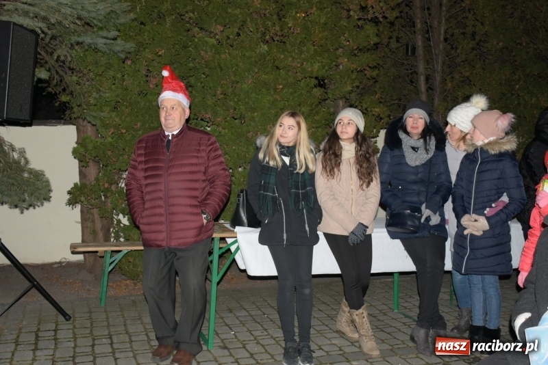 Zdjęcie w galerii na portalu naszraciborz.pl: Weihnachtsmarkt w Tworkowie na bogato. Śpiew, smakołyki i fajerwerki  wiadomości z regionu