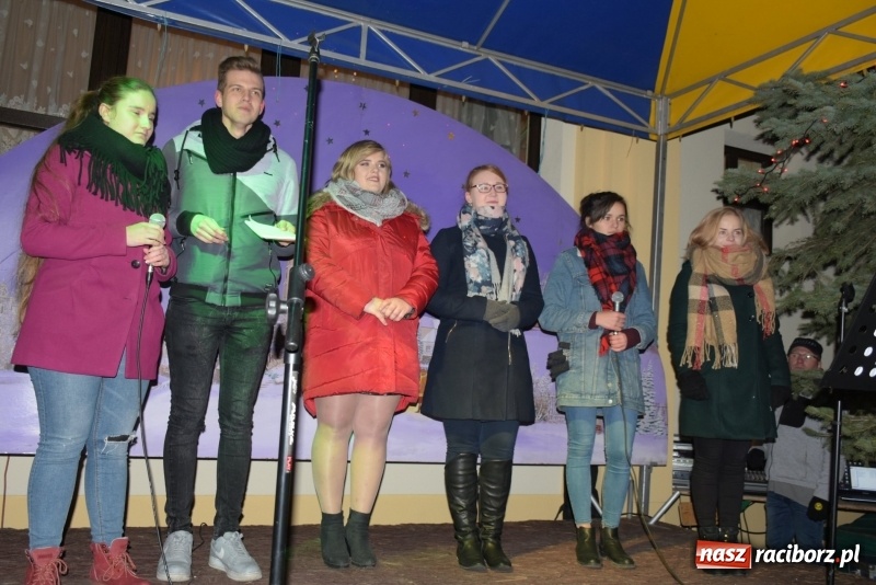 Zdjęcie w galerii na portalu naszraciborz.pl: Weihnachtsmarkt w Tworkowie na bogato. Śpiew, smakołyki i fajerwerki  wiadomości z regionu