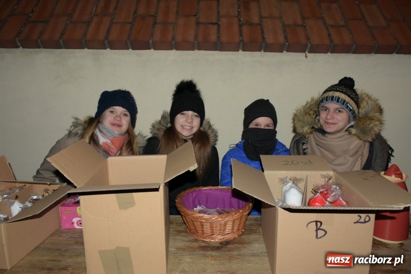 Zdjęcie w galerii na portalu naszraciborz.pl: Weihnachtsmarkt w Tworkowie na bogato. Śpiew, smakołyki i fajerwerki  wiadomości z regionu