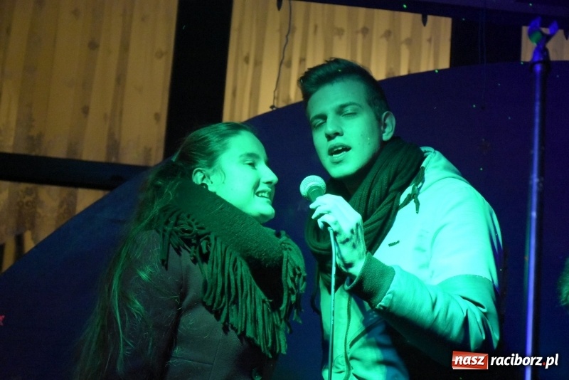 Zdjęcie w galerii na portalu naszraciborz.pl: Weihnachtsmarkt w Tworkowie na bogato. Śpiew, smakołyki i fajerwerki  wiadomości z regionu