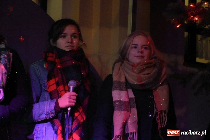 Zdjęcie w galerii na portalu naszraciborz.pl: Weihnachtsmarkt w Tworkowie na bogato. Śpiew, smakołyki i fajerwerki  wiadomości z regionu