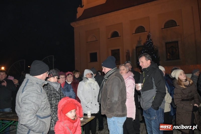 Zdjęcie w galerii na portalu naszraciborz.pl: Weihnachtsmarkt w Tworkowie na bogato. Śpiew, smakołyki i fajerwerki  wiadomości z regionu