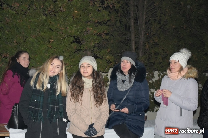 Zdjęcie w galerii na portalu naszraciborz.pl: Weihnachtsmarkt w Tworkowie na bogato. Śpiew, smakołyki i fajerwerki  wiadomości z regionu