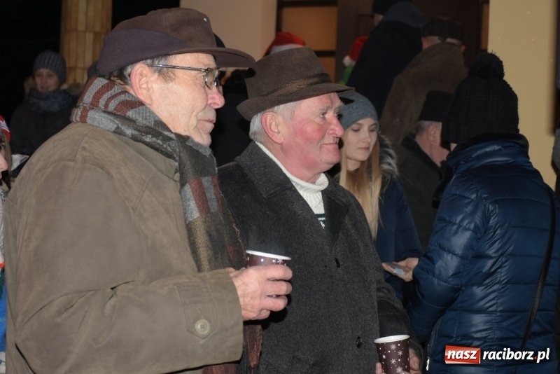 Zdjęcie w galerii na portalu naszraciborz.pl: Weihnachtsmarkt w Tworkowie na bogato. Śpiew, smakołyki i fajerwerki  wiadomości z regionu