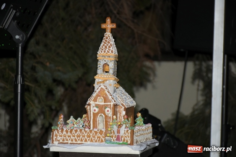 Zdjęcie w galerii na portalu naszraciborz.pl: Weihnachtsmarkt w Tworkowie na bogato. Śpiew, smakołyki i fajerwerki  wiadomości z regionu