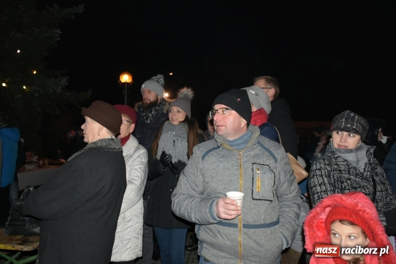 Zdjęcie w galerii na portalu naszraciborz.pl: Weihnachtsmarkt w Tworkowie na bogato. Śpiew, smakołyki i fajerwerki  wiadomości z regionu