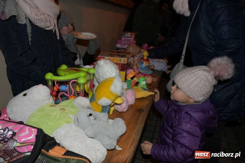 Zdjęcie w galerii na portalu naszraciborz.pl: Weihnachtsmarkt w Tworkowie na bogato. Śpiew, smakołyki i fajerwerki  wiadomości z regionu