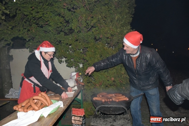 Zdjęcie w galerii na portalu naszraciborz.pl: Weihnachtsmarkt w Tworkowie na bogato. Śpiew, smakołyki i fajerwerki  wiadomości z regionu
