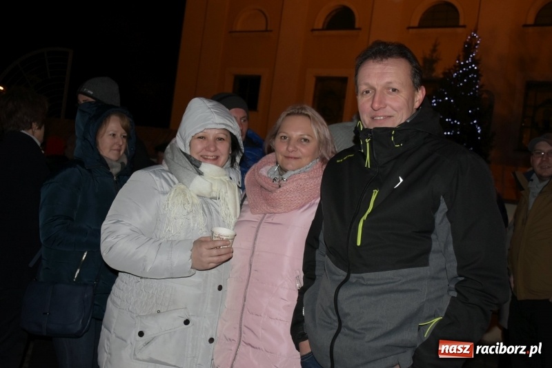 Zdjęcie w galerii na portalu naszraciborz.pl: Weihnachtsmarkt w Tworkowie na bogato. Śpiew, smakołyki i fajerwerki  wiadomości z regionu