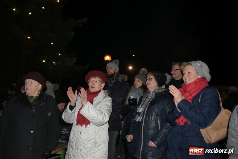 Zdjęcie w galerii na portalu naszraciborz.pl: Weihnachtsmarkt w Tworkowie na bogato. Śpiew, smakołyki i fajerwerki  wiadomości z regionu