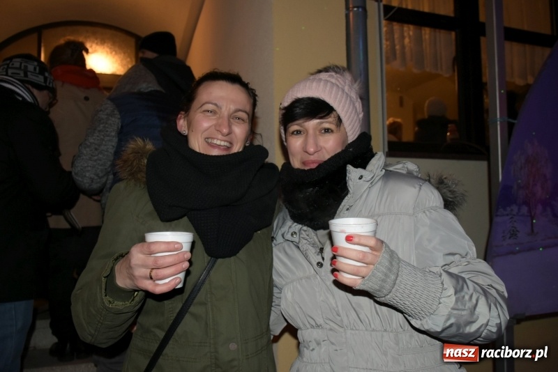Zdjęcie w galerii na portalu naszraciborz.pl: Weihnachtsmarkt w Tworkowie na bogato. Śpiew, smakołyki i fajerwerki  wiadomości z regionu
