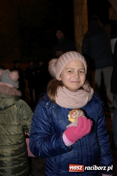 Zdjęcie w galerii na portalu naszraciborz.pl: Weihnachtsmarkt w Tworkowie na bogato. Śpiew, smakołyki i fajerwerki  wiadomości z regionu