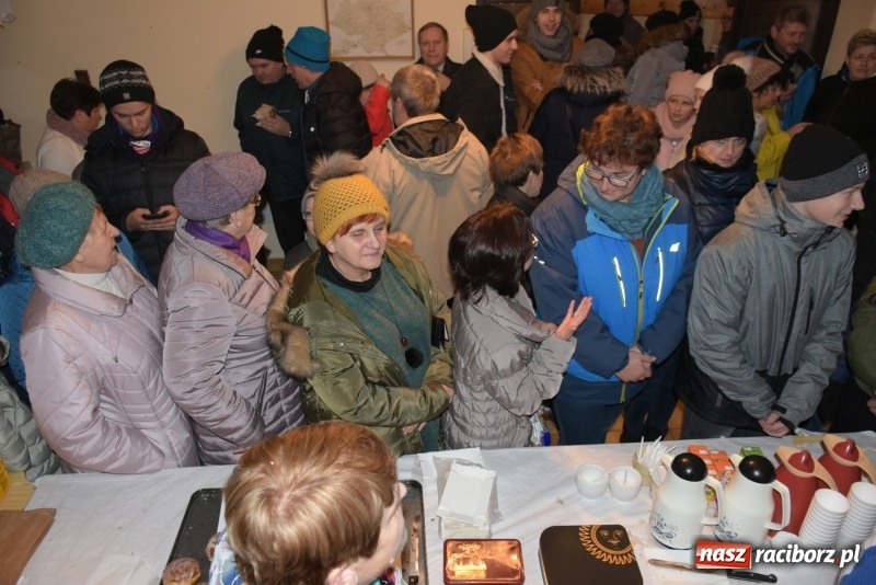 Zdjęcie w galerii na portalu naszraciborz.pl: Weihnachtsmarkt w Tworkowie na bogato. Śpiew, smakołyki i fajerwerki  wiadomości z regionu