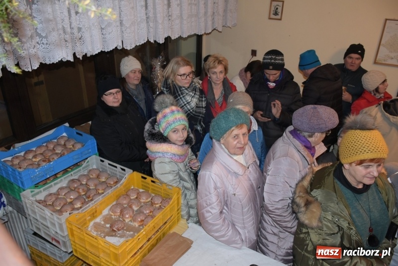 Zdjęcie w galerii na portalu naszraciborz.pl: Weihnachtsmarkt w Tworkowie na bogato. Śpiew, smakołyki i fajerwerki  wiadomości z regionu