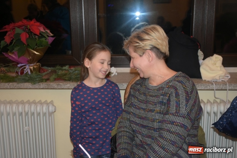 Zdjęcie w galerii na portalu naszraciborz.pl: Weihnachtsmarkt w Tworkowie na bogato. Śpiew, smakołyki i fajerwerki  wiadomości z regionu