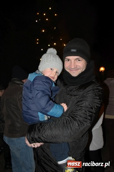 Zdjęcie w galerii na portalu naszraciborz.pl: Weihnachtsmarkt w Tworkowie na bogato. Śpiew, smakołyki i fajerwerki  wiadomości z regionu