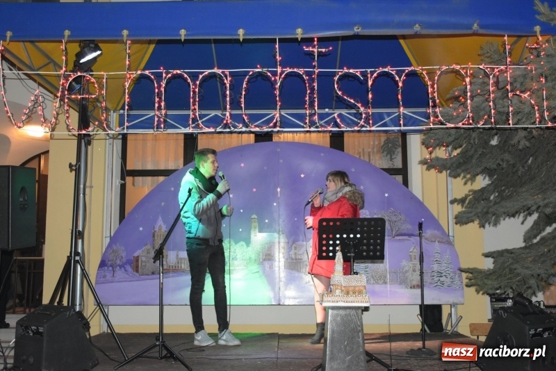 Zdjęcie w galerii na portalu naszraciborz.pl: Weihnachtsmarkt w Tworkowie na bogato. Śpiew, smakołyki i fajerwerki  wiadomości z regionu