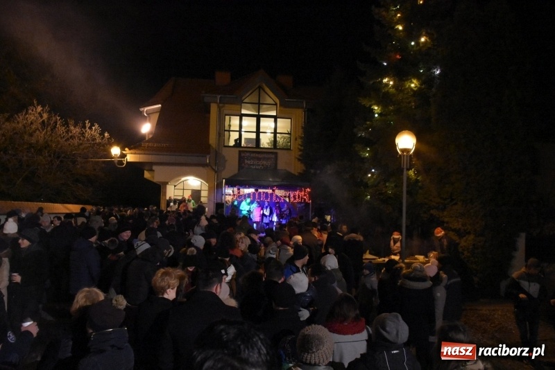 Zdjęcie w galerii na portalu naszraciborz.pl: Weihnachtsmarkt w Tworkowie na bogato. Śpiew, smakołyki i fajerwerki  wiadomości z regionu